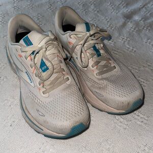 brooks running shoes